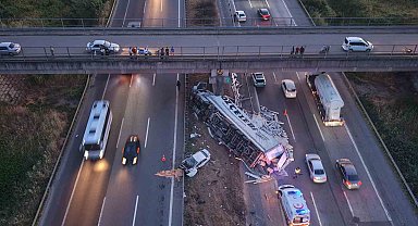 TEM'de halı yüklü tır ile otomobil çarpıştı: 6 yaralı