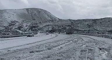 Tendürek Geçidi'nde dolu yağışı kışı aratmadı