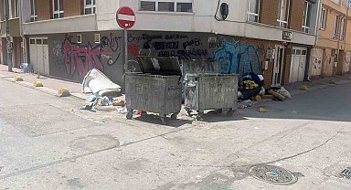Tepebaşı'ndaki sokaklarda çevre ve görüntü kirliliğine sebep olan çöpler