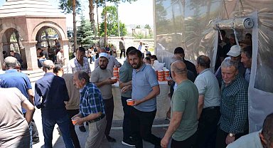 Tercan'da Muharrem ayı dolayısıyla cemaate aşure ikram edildi