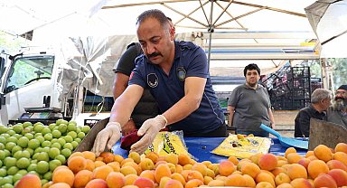 Tezgahtaki teraziyle zabıtanınki uydu, esnaf güvende tam not aldı