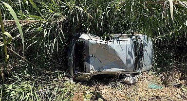 Ticari araç ile çarpışan otomobil bahçeye devrildi: 2 yaralı