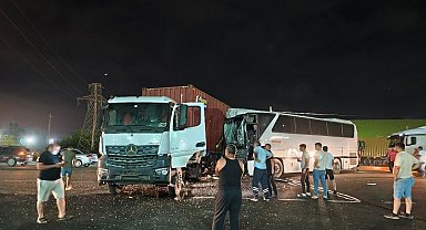 Tır ile işçi servisi çarpıştı: 12 yaralı