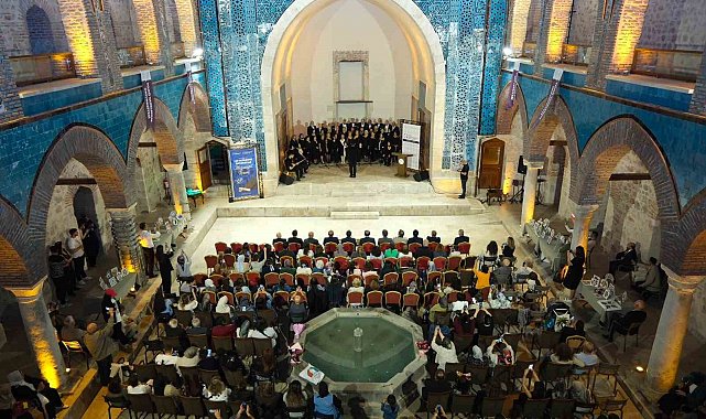 TOGÜ Tazelenme Üniversitesi'nde 60 yaş üstü öğrenciler kep attı