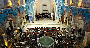 TOGÜ Tazelenme Üniversitesi'nde 60 yaş üstü öğrenciler kep attı