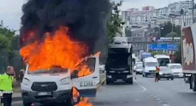 Trabzon'da seyir halindeki dolmuş minibüsü alevlere teslim oldu