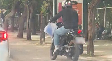 Trafiği beklememek için kaldırımdan yoluna devam etti