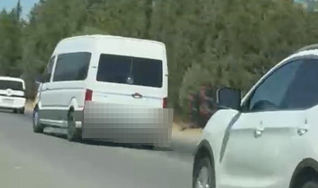 Trafiği tehlikeye düşüren minibüs sürücüsü sanal devriyeye takıldı