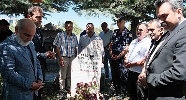 Trafik kazasında hayatını kaybeden genç gazeteci mezarı başında anıldı