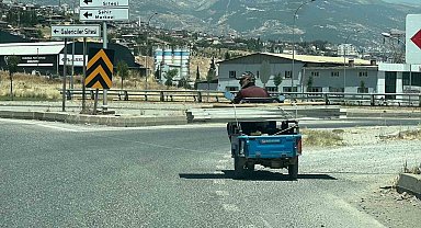 Trafikte beklerken motosiklet üzerinde oynamaya başladı