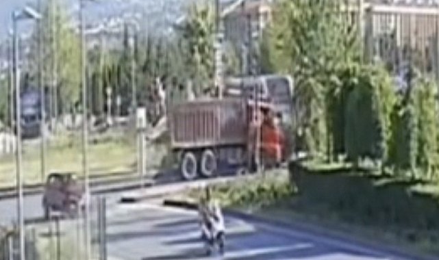 Tramvay ve kamyonun çarpıştığı kaza kamerada