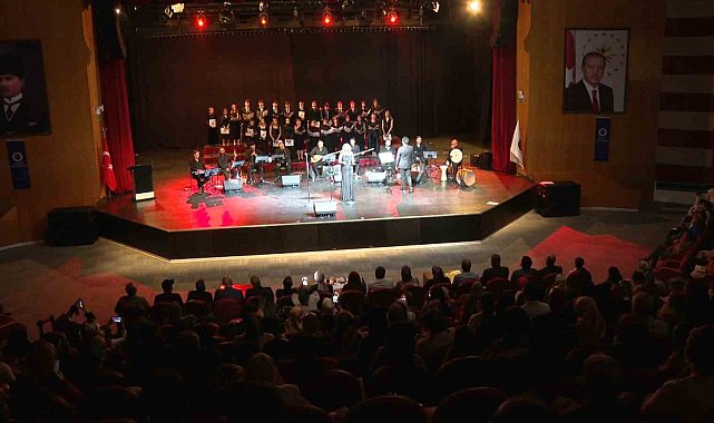 TRT Erzurum Radyosu Gençlik Korosu'ndan muhteşem yıl sonu konseri