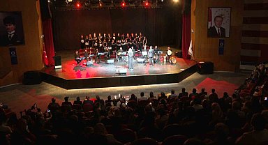 TRT Erzurum Radyosu Gençlik Korosu'ndan muhteşem yıl sonu konseri