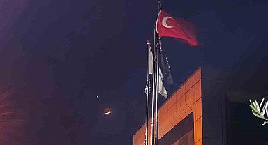 Türk bayrağı ile ay ve yıldız aynı karede