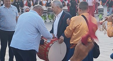 Türkiye Halk Oyunları Federasyonu Başkanı davul çalarak bahşiş topladı