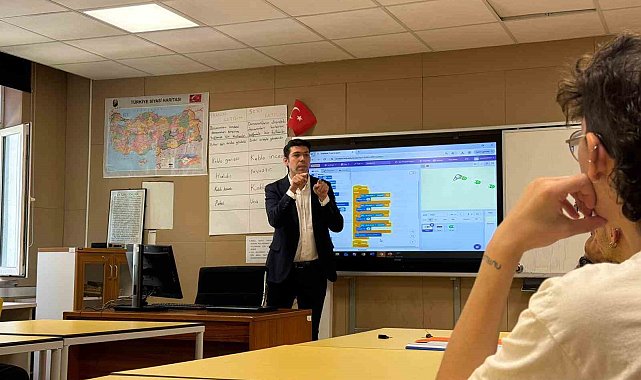 Türkiye'nin ilk doktoralı işitme engelli mühendisi 'Özel' öğrencilere ders veriyor