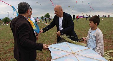 Uçurtması kopunca ağlayan çocuk için yöneticiler seferber oldu