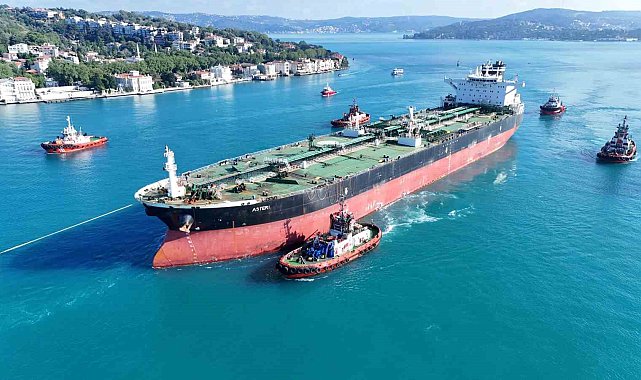 Ukrayna'nın vurduğu dev tanker İstanbul Boğazı'ndan geçirildi