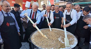 Ümraniye "Aynı Kazanda, Aynı Gönülde" buluştu: 20 bin kişiye aşure ikram edildi