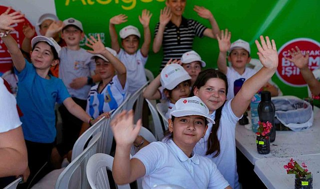 Ümraniye'de anlamlı çevre şöleni: Atıklar eserlere dönüştü, çocuklar gelecek için çiçek ekti