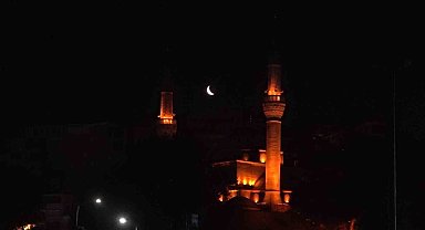 Üsküdar'da iki minare arasında beliren hilal, kartpostallık görüntüler oluşturdu