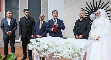 Vali Aydoğdu, genç çiftin nikah şahitliğini yaptı