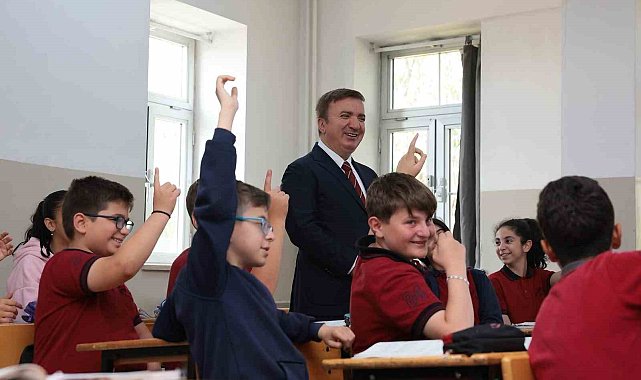 Vali Aydoğdu kendisini okula davet eden öğrencinin sınıfına konuk oldu
