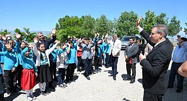 Vali Baruş öğrencilerin karne heyecanına ortak oldu