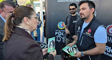 Vali çocuklarla çizgi film izledi, dijital bağımlılığa karşı uyardı