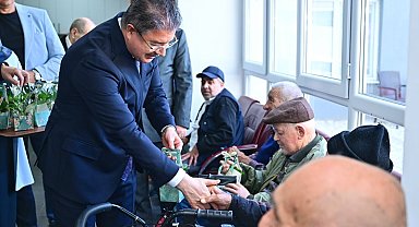 Vali Yılmaz, Yaşlı Bakım ve Rehabilitasyon Merkezi'nde Babalar Günü pastası kesti