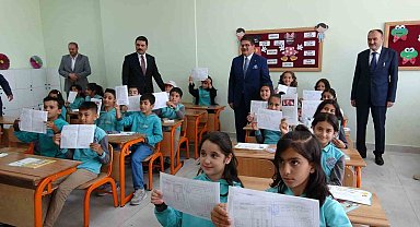 Van'da 275 bin 826 öğrenci karne heyecanı yaşadı