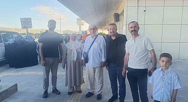 Van'dan kutsal topraklara uzanan yolculuk sona erdi: İlk hac kafilesi dualarla karşılandı