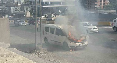 Vatandaşlar kovalarla su taşıdı, araç yanmaktan kurtuldu