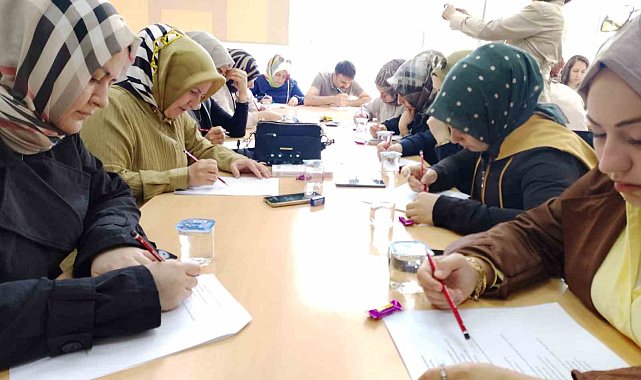 Veliler sınav sıralarına çocukları için oturdu