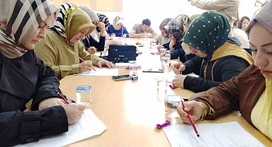 Veliler sınav sıralarına çocukları için oturdu