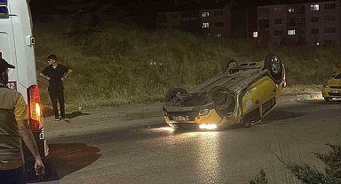 Virajı alamayan ticari taksi ters döndü: 2 yolcu yaralandı