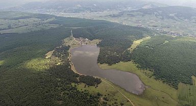 Yağışlar göleti doldurdu, yayla yolu su altında kaldı