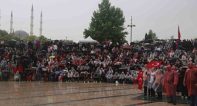 Yağmur dinlemediler, milli takım için meydana koştular
