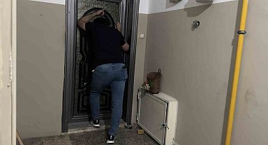 Yangın çıkarıp kendisini eve kilitledi: Ekiplerin çabasına rağmen dışarı çıkmadı