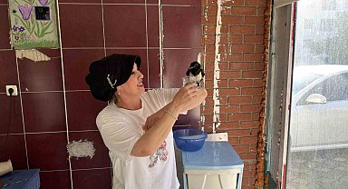 Yaralı bulduğu yavru saksağan kahvaltı arkadaşı oldu