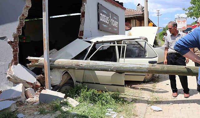 Yaşlı karı koca duvara çarpan otomobilde can verdi