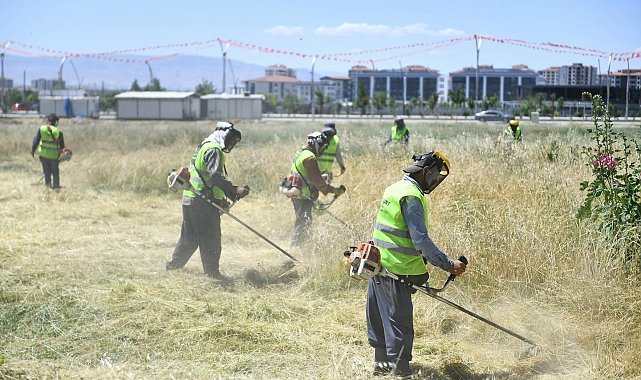Yeşilyurt Belediyesi yangın riskine karşı ot biçme çalışmalarını hızlandırdı