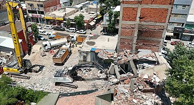 Yıkılan binanın parçaları iş yerinin üzerine düştü