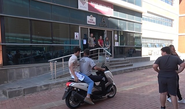 YKS'ye saniyeler kala yetişti: Güvenlik görevlisi motosikletiyle sınava ulaştırdı