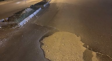 Yolun ortasındaki çukur kazaya davetiye çıkarıyor