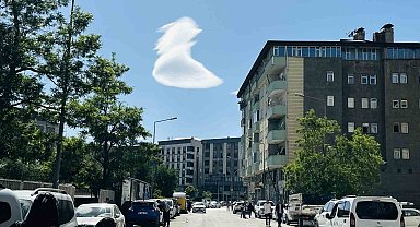 Yüksekova semalarında nadir görülen doğa olayı: "UFO" benzetmesi yapılan bulutlar hayran bıraktı