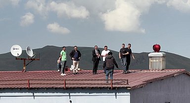 Yüksekova'da çatıya çıkan genci, belediye başkanı ve polis ekipleri ikna etti