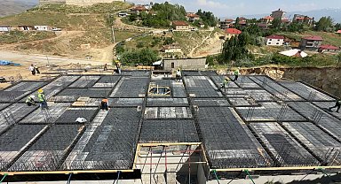 Yüksekova'da güvenli konut hamlesi: Pizok mevkiinde 48 konutun yapımı sürüyor