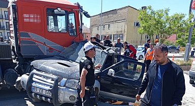 Yüksekova'da hafif ticari araç ile vinç çarpıştı: 1 yaralı