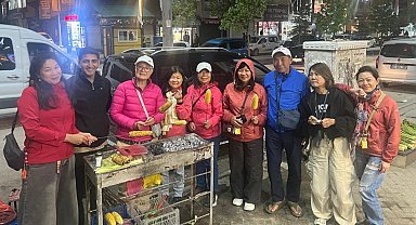 Yüksekova'da Taylandlı turistlere közde mısır ikramı yapıldı